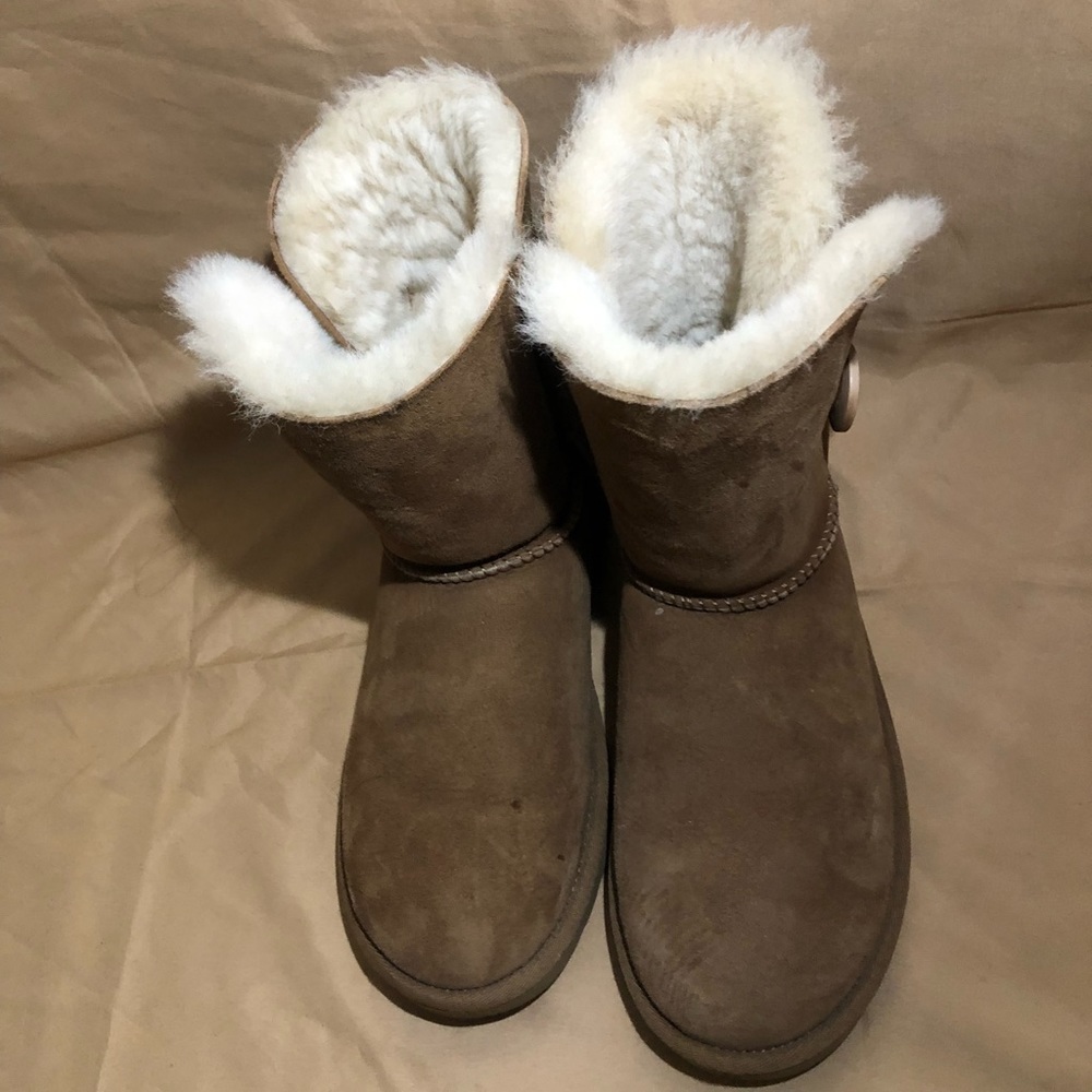 UGG Bailey Button II In Chestnut - Picture 7 of 10